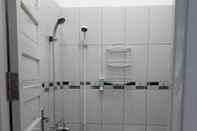 In-room Bathroom Madina Guest House Palangkaraya