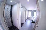 Phòng tắm bên trong Hide Bangkok Hostel