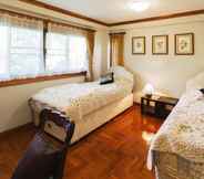 Kamar Tidur 7 Little Garden Cottage ByFavstay