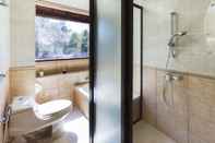 Toilet Kamar Little Garden Cottage ByFavstay