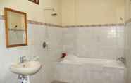 Toilet Kamar 7 Sayang Beach Lodging