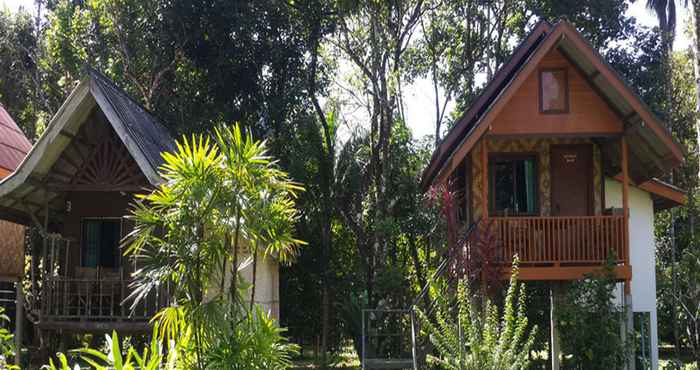 ภายนอกอาคาร Khao Sok Jungle Huts Resort