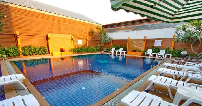 สระว่ายน้ำ Suksabai Resort Pattaya