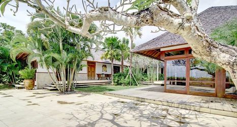 Bên ngoài 2 Chloe Villa