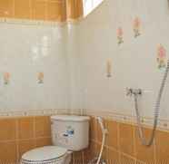 Toilet Kamar 5 Sara House