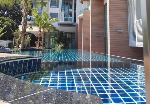 Swimming Pool Sonrisa Siracha