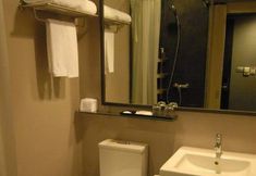 In-room Bathroom 4 MA Hotel