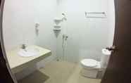 Toilet Kamar 6 Padma Laguna Guest House