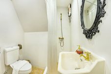 ห้องน้ำภายในห้อง Baankachitpan Bangkok Hostel