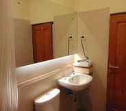 In-room Bathroom 4 Wisma BPI