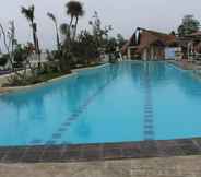 Kolam Renang 2 Cavanico Il Mare Beach Resort