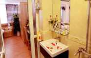 Toilet Kamar 5 Blue 29 Hotel