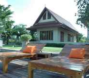 Kolam Renang 2 Tharnrarin Villa 