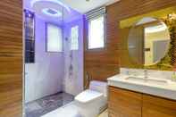 ห้องน้ำภายในห้อง Kamala Duplex 2-Bedroom Apartment