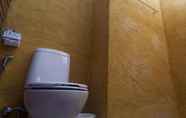 Toilet Kamar 7 Hip Inn Coffee