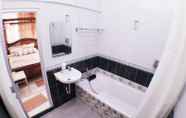 In-room Bathroom 6 AW Hotel Syariah