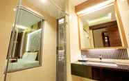 In-room Bathroom 7 Aqua Resort Phuket (SHA Plus+)