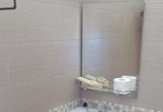 In-room Bathroom 5 Bata Merah Guest House Batu