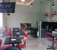 Quầy bar, cafe và phòng lounge 4 Bella Vita Hotel Kupang