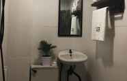 Toilet Kamar 6 The 1975 House 2