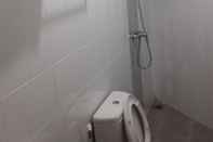 Toilet Kamar Mango Homestay Klampis Harapan