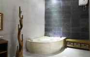 In-room Bathroom 7 Joglo Mandapa Boutique Hotel & Resto