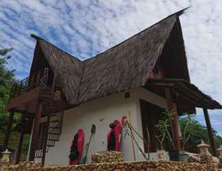 Exterior 2 Eunike Surf Cottage