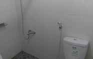 Toilet Kamar 5 Rumah Syariah & Kolam Renang Bugenville  Guesthouse