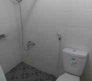 In-room Bathroom 5 Rumah Syariah & Kolam Renang Bugenville  Guesthouse