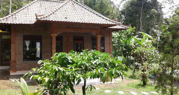 Exterior Dina Homestay