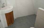 Toilet Kamar 7 Secret Garden Inn