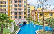 สระว่ายน้ำ 6 Venetian Apartment By Favstay