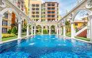 สระว่ายน้ำ 5 Venetian Apartment By Favstay