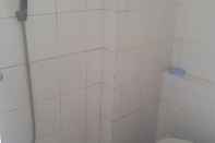 Toilet Kamar Apartment Gading Nias Residence by Happy Property