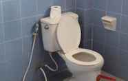 Toilet Kamar 6 The Nine House