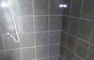 Phòng tắm bên trong 5 Penginapan Aziziah