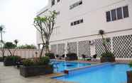 Swimming Pool 2 Nina's Apartemen Margonda Residence 4