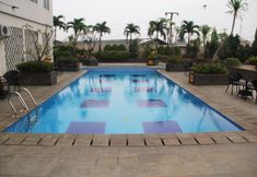 Swimming Pool 6 Nina's Apartemen Margonda Residence 4
