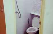 Toilet Kamar 6 Chauhan Inn