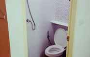In-room Bathroom 6 Chauhan Inn