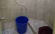 In-room Bathroom 4 Homestay Anggi Syariah 2