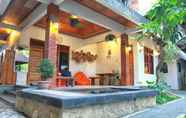 Common Space 2 Halaman Depan Hostel Ubud