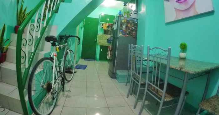 Bên ngoài NoMadsMNL Backpackers Homestay