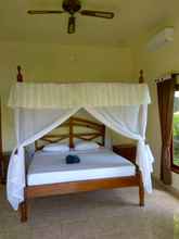 Bedroom 4 Warung Pantai Bungalows