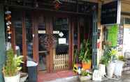 Bangunan 3 Bed and Butler Hostel