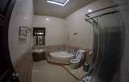 Toilet Kamar 5 Grya Natasha Guest House