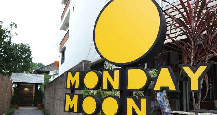 Bên ngoài MONDAY MOON