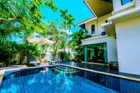 สระว่ายน้ำ Natcha Pool Villa