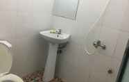 ห้องน้ำภายในห้อง 4 Thanh Tung Hotel