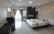 Bedroom 6 Gold Airport Suites